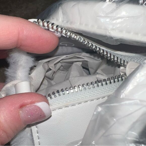Betsey Johnson little cross body - Picture 6 of 7